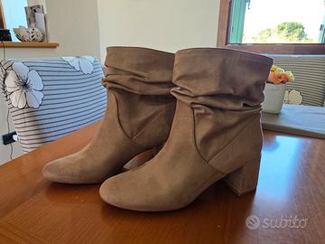 Stivaletti beige con tacco