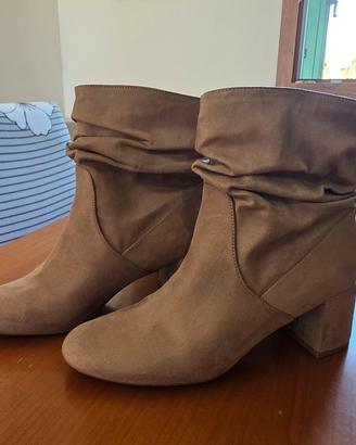 Stivaletti beige con tacco