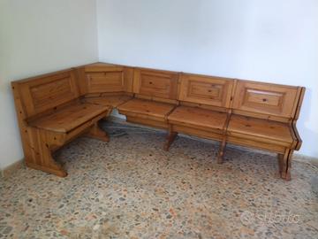 Cassapanca  con tavoli e sedie