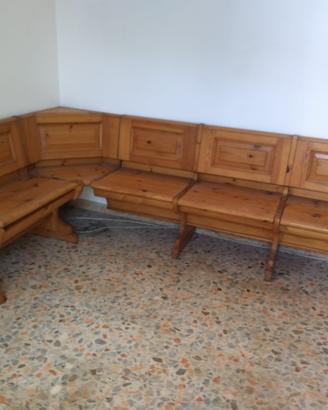 Cassapanca  con tavoli e sedie