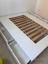 Letto matrimoniale bianco con cassetti