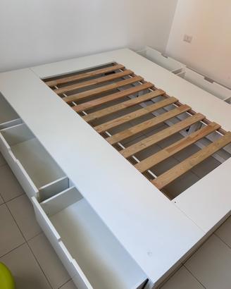 Letto matrimoniale bianco con cassetti