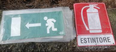 Cartelli adesivi  uscita emergenza nuovi 