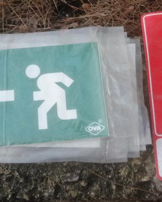 Cartelli adesivi  uscita emergenza nuovi 