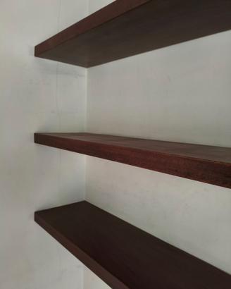 Elegante libreria a mensola in legno