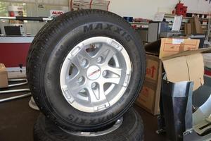 Cerchio in lega con pneumatico 195/55R10