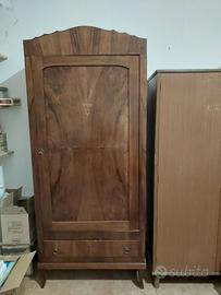 Armadio antico in legno massello con intarsi