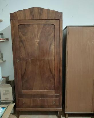 Armadio antico in legno massello con intarsi
