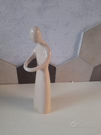 Statuetta in ceramica bianca lucida