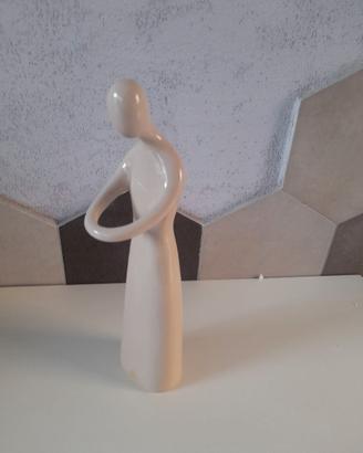 Statuetta in ceramica bianca lucida