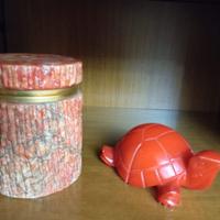 Contenitore e tartaruga in alabastro rosso anni 70