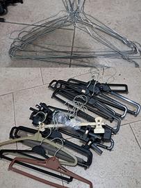 lotto 28 grucce o attaccapanni per pantaloni 