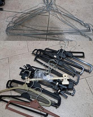 lotto 28 grucce o attaccapanni per pantaloni 