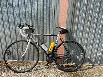 Fuji Finest – Bici da corsa Shimano Sora.