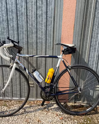 Fuji Finest – Bici da corsa Shimano Sora.