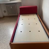 DIVANO LETTO CON RIVESTIMENTO IN TESSUTO E CUSCINO