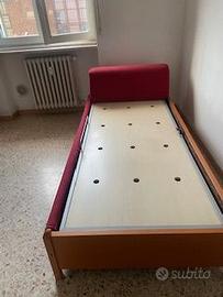 DIVANO LETTO CON RIVESTIMENTO IN TESSUTO E CUSCINO