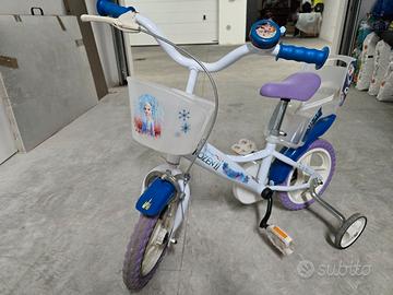 Bicicletta Frozen con caschetto