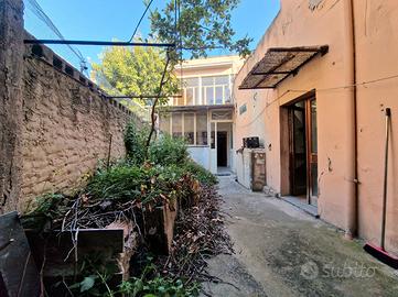 Casa indipendente con cortile e terrazza