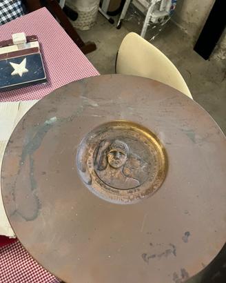 Antico premio in bronzo