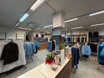 Immobile di 336 m² con 1 locale a Cernusco sul Nav