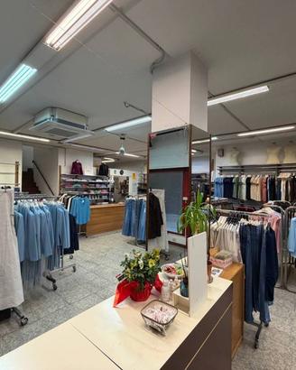 Immobile di 336 m² con 1 locale a Cernusco sul Nav