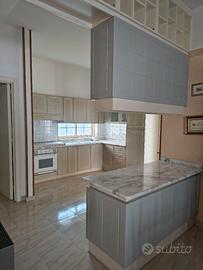 Cucina angolare completa con penisola 