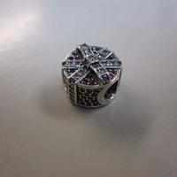PANDORA Charm 792006CZR Regalo Rosso scintillante