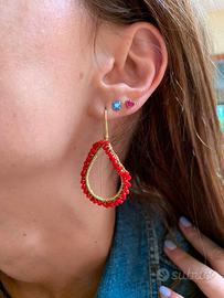 Orecchini a goccia in uncinetto con strass