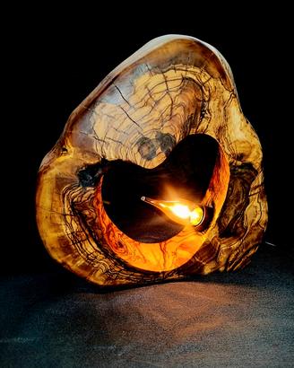 lampada in legno d'ulivo.
