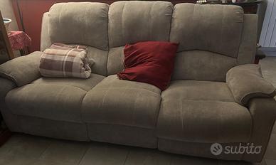 2 Divani recliner (1 a 3 posti e 1 a 2 posti)