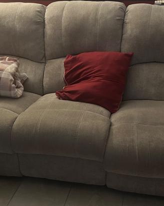 2 Divani recliner (1 a 3 posti e 1 a 2 posti)