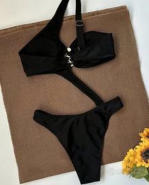 Costume da bagno intero alla moda