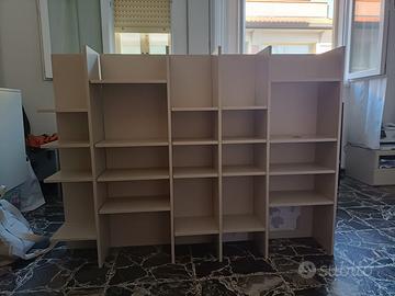 Parete con scaffalature