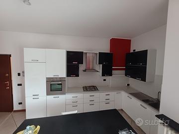 Cucina angolare completa di elettrodomestici 