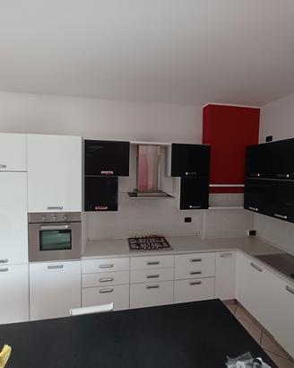 Cucina angolare completa di elettrodomestici 