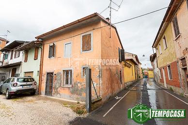 CASA INDIPENDENTE CON POSTO AUTO E GIARDINO
