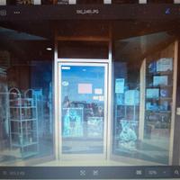 Porta in vetro  negozio con maniglia farmacia