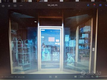 Porta in vetro  negozio con maniglia farmacia