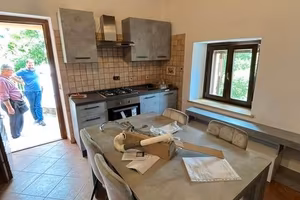 Casa arredata con camino e travi a vista - Nocera