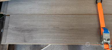 Lotto di parquet / pavimento laminato grigio