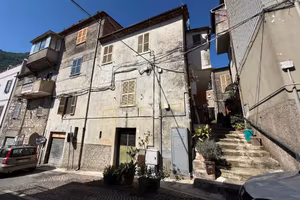 2 LOCALI A SGURGOLA