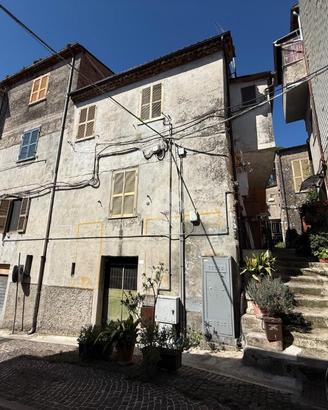 2 LOCALI A SGURGOLA