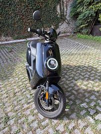 Scooter elettrico NIU 125 nero
