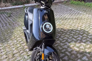 Scooter elettrico NIU 125 nero