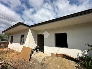 CASA SEMINDIPENDENTE A SERRASTRETTA