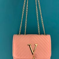 Borsetta con chiusura a forma di lettera V