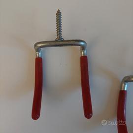 Ganci da parete rivestiti plastica rossa. 12. port
