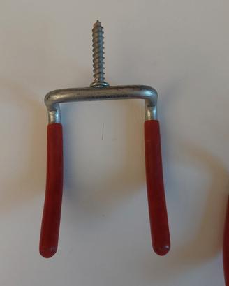 Ganci da parete rivestiti plastica rossa. 12. port