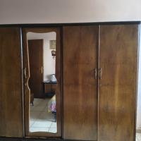 Armadio in legno di noce